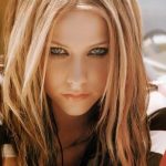 Cuanto mide y pesa Avril Lavigne